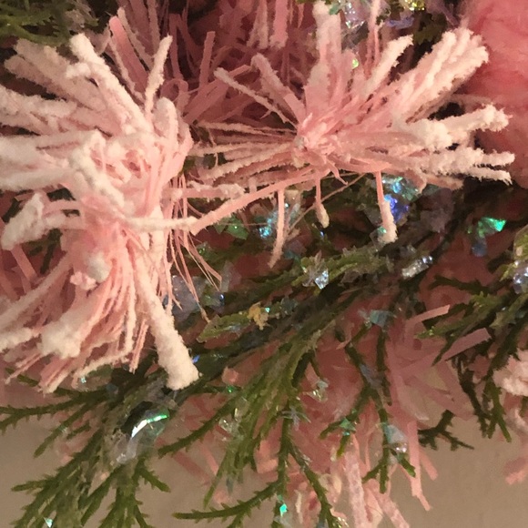 SALE‼️Pink Christmas Wreath - Picture 9 of 9